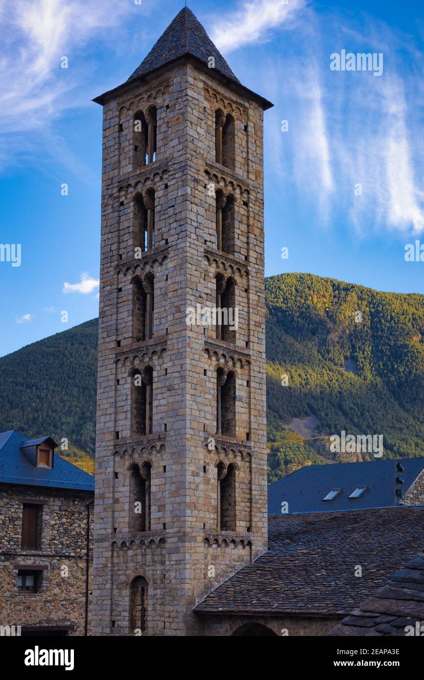 Vista sul campanile della chiesa romanica di Santa Eulalia de Erill-la-Vall, patrimonio dell'umanità dell'UNESCO, Valle di Boi, Catalogna, Spagna Foto Stock