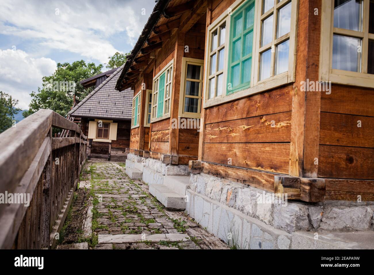 Ethno villaggio Drvengrad, Mokra Gora, tradizionale eco villaggio costruito dal famoso regista Emir Kusturica, attrazione turistica Foto Stock