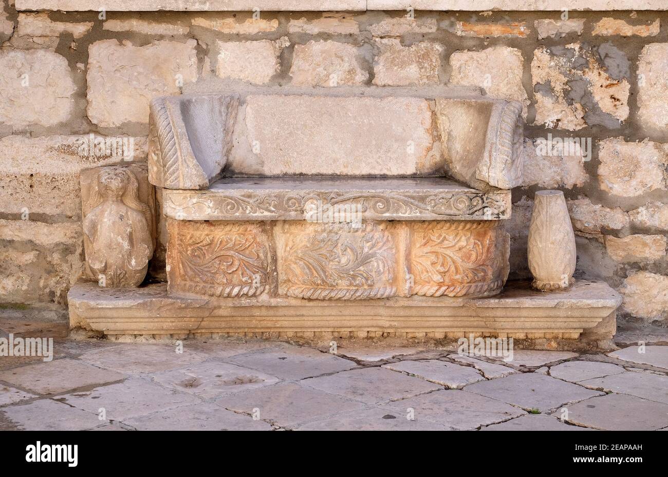 Panca di pietra di fronte al Tesoro del Vescovo nella Città Vecchia di Korcula, Dalmazia, Croazia Foto Stock