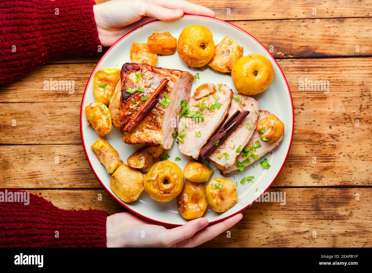 Maiale al forno con mele Foto Stock