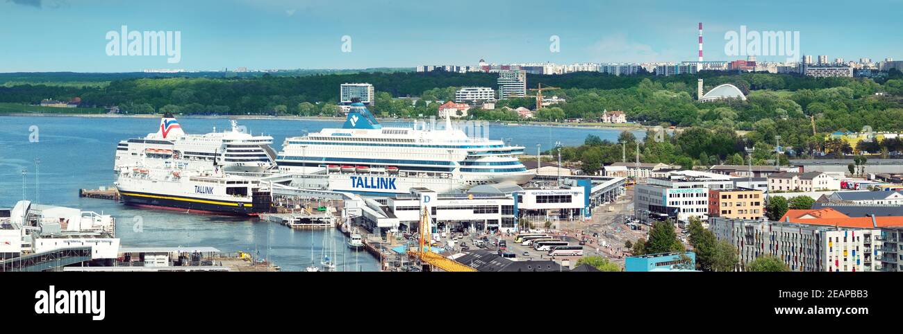 Porta nel centro di Tallinn con traghetti Foto Stock