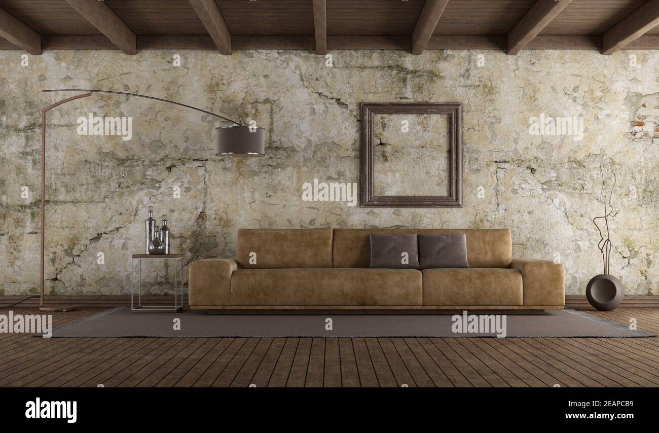 Moderno divano in pelle con pareti vecchie Foto Stock