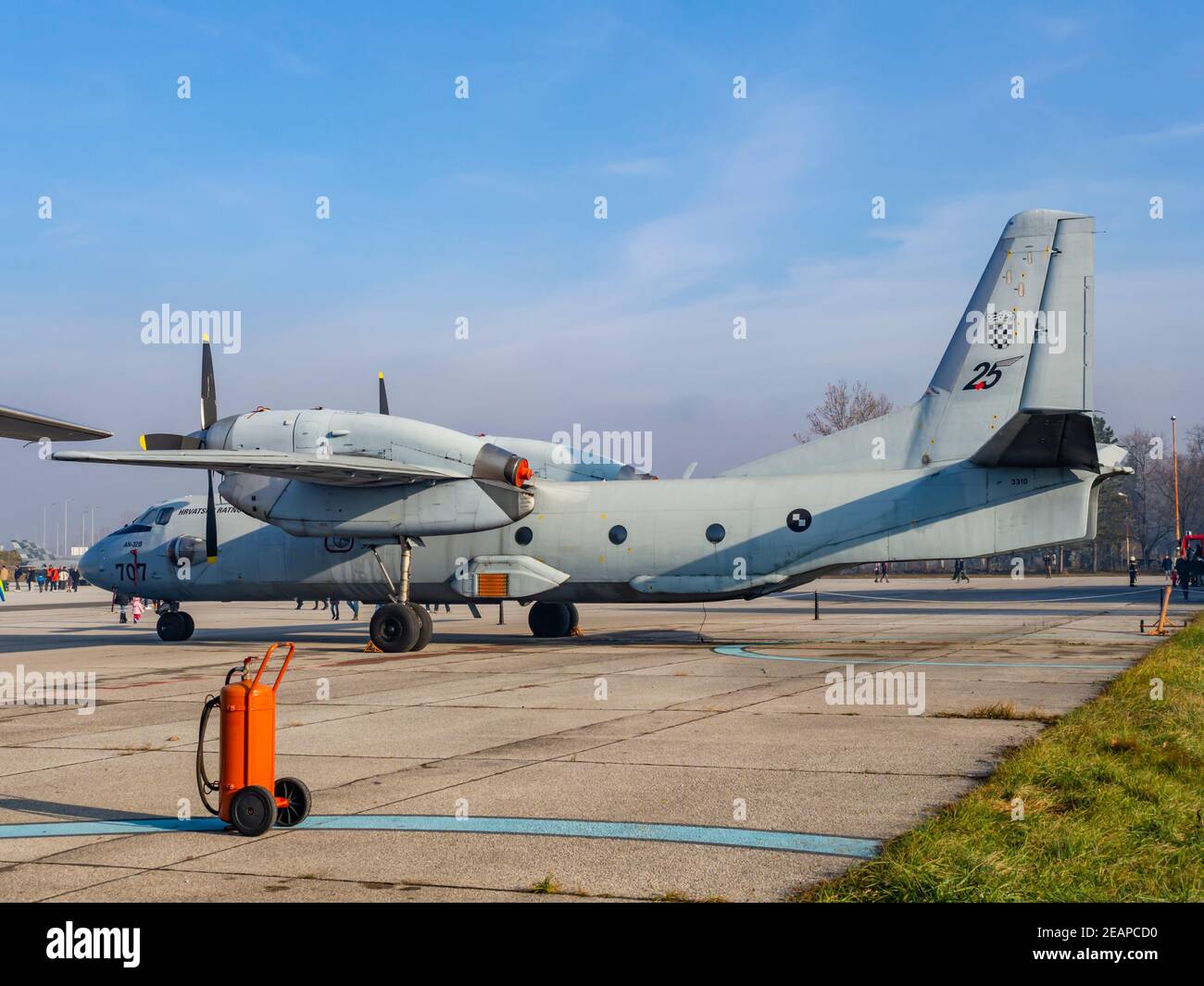Croato AN-32b aeromobili in Pleso Air base 25 anni di Contrassegno del numero HRZ Foto Stock