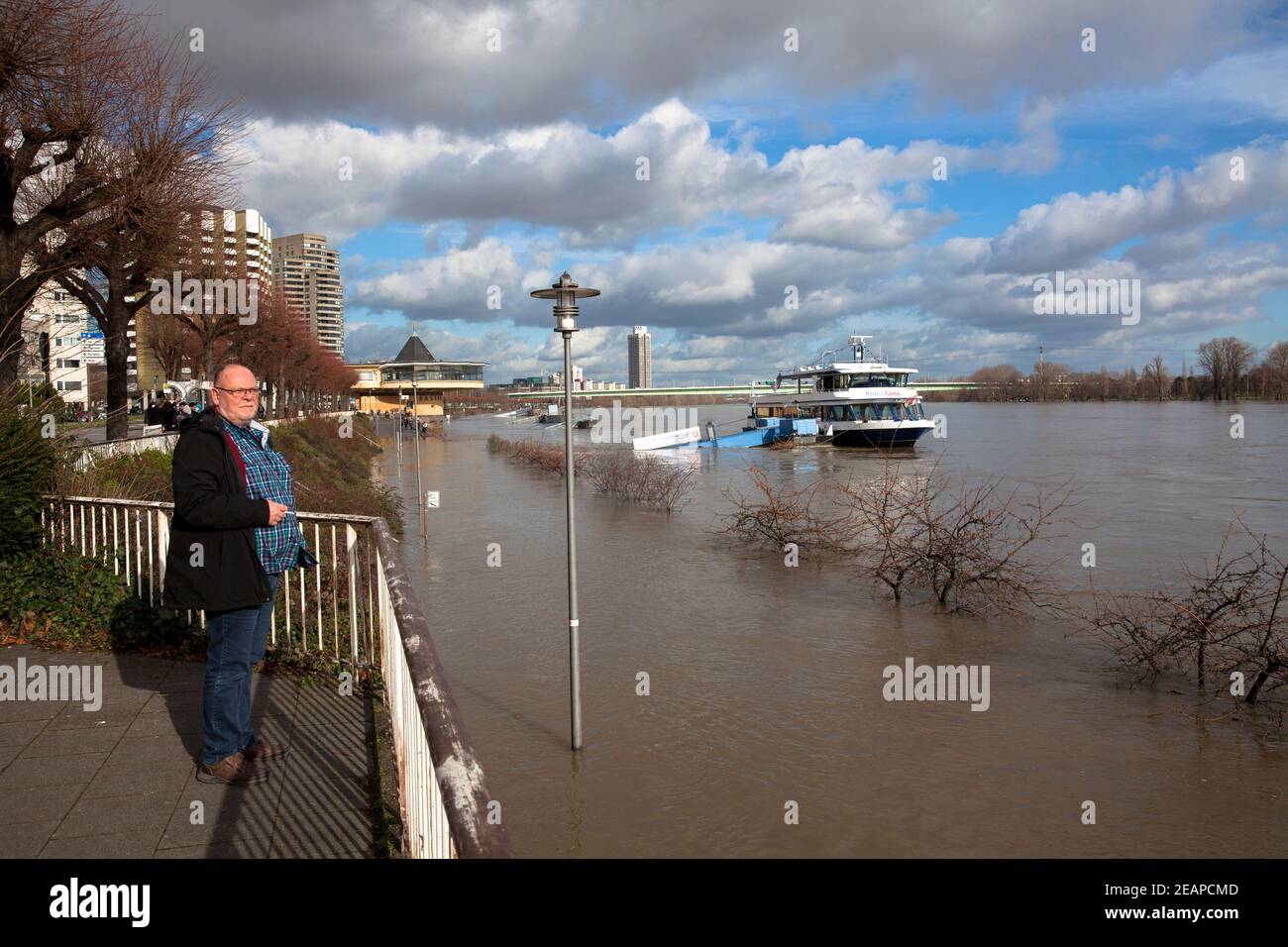 Colonia, Germania, 4 febbraio. 2021, alluvione del fiume Reno, sullo sfondo il Bastei. Koeln, Germania, 4. Febbraio 2021, Hochwasser des Rhe Foto Stock
