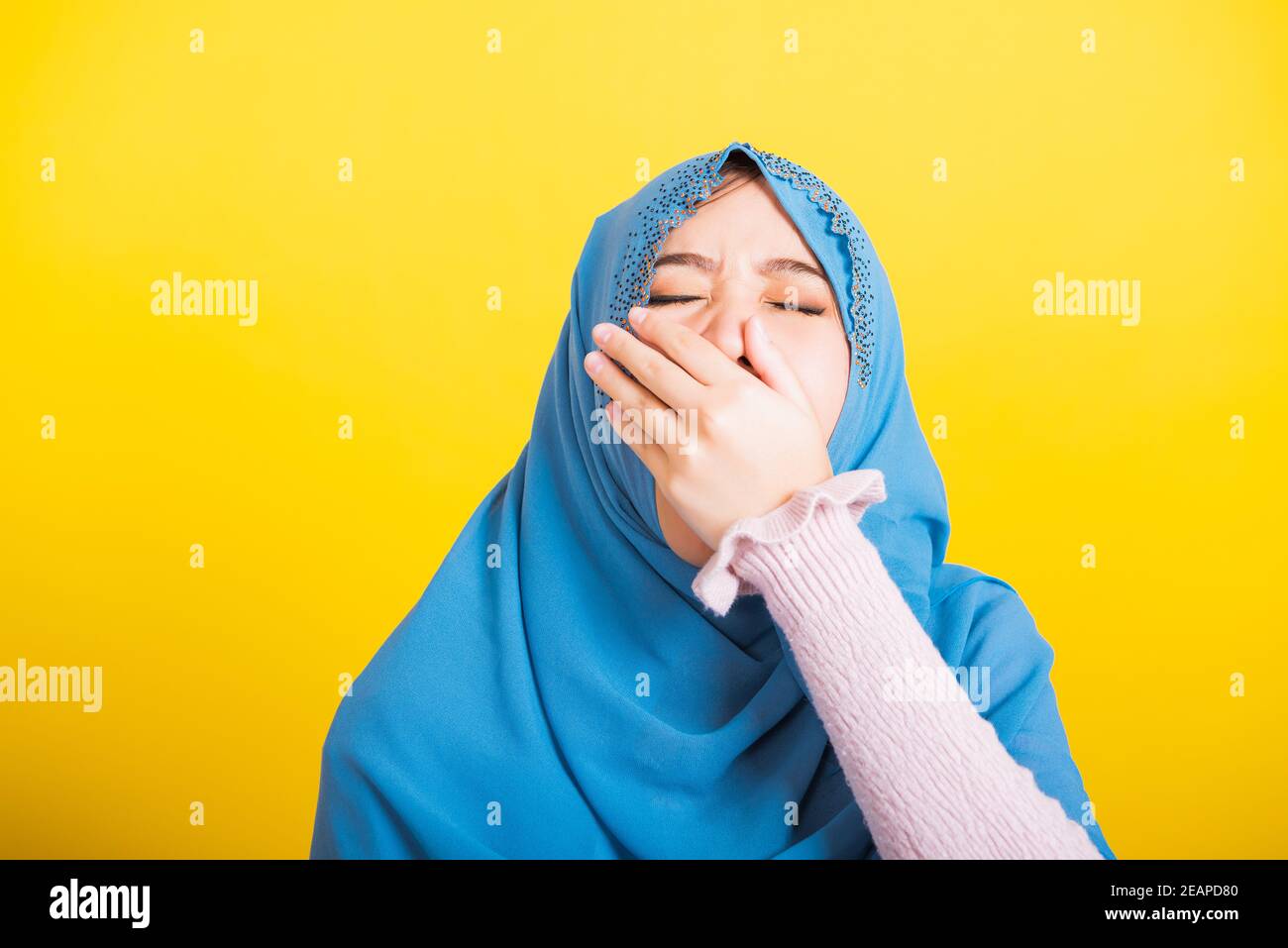 Asian musulmana Araba donna Islam indossare hijab lei sonnolento yawning a bocca aperta Foto Stock