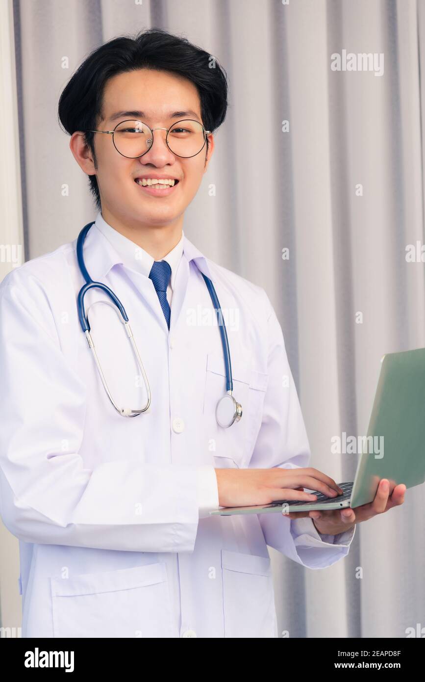 Ritratto di un medico che indossa un abito medico e stetoscopio sorridente Foto Stock