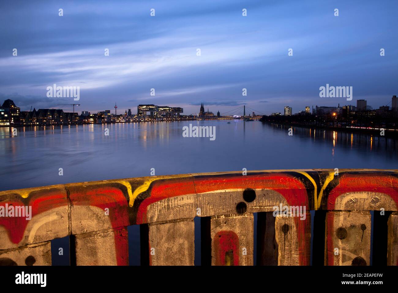 Alluvione del fiume Reno il 4 febbraio. 2021, vista dal Ponte Sud al porto di Rheinau con le Case Crane e alla cattedrale, Colonia, Foto Stock