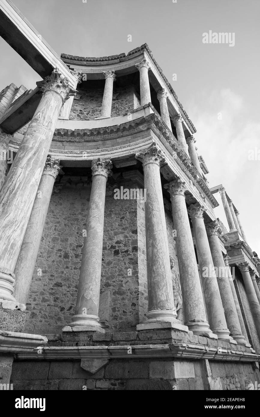 Europa, Spagna, Badajoz, Merida, il Teatro Romano de Mérida, che mostra il paesaggio dietro il palcoscenico Foto Stock