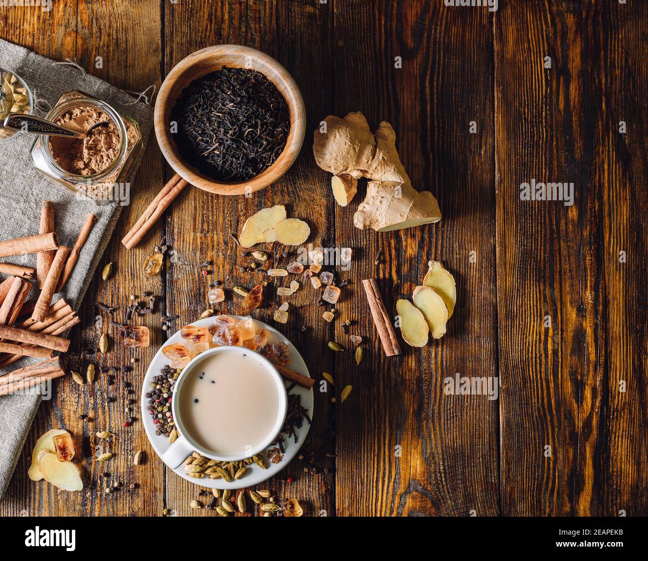 Ingredienti per Masala Chai e Cup con bevanda Foto Stock