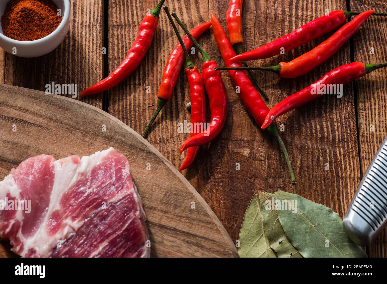 Carne con peperoncino, polvere di cayenne e alloro alloro Foto Stock