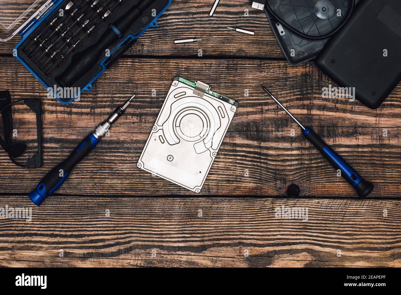 HDD con cacciavite di precisione sul tavolo di legno Foto Stock