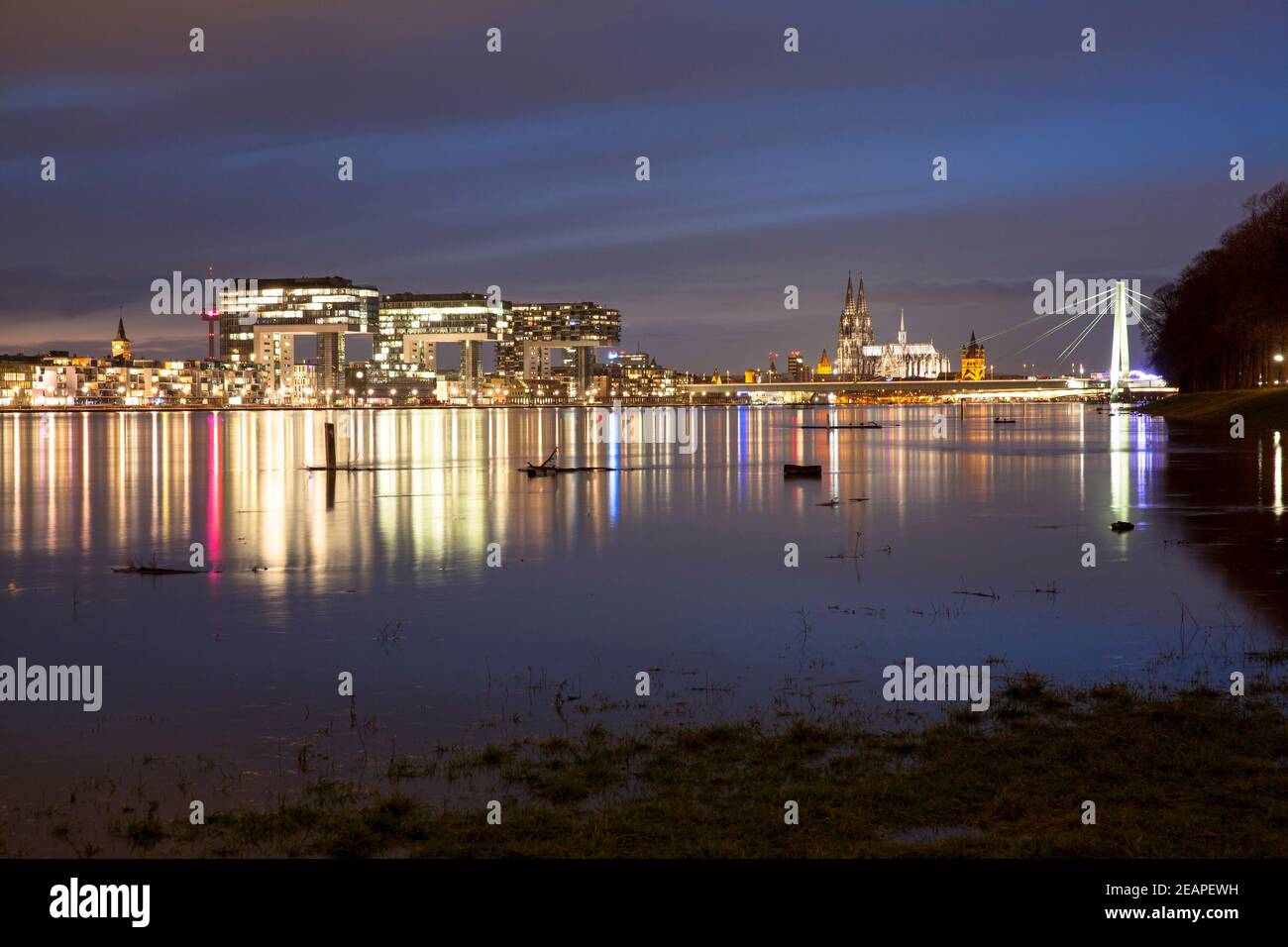 Alluvione del fiume Reno il 4 febbraio. 2021, vista sul prato allagato nel quartiere Deutz fino al porto di Rheinau con le Crane Houses e a. Foto Stock