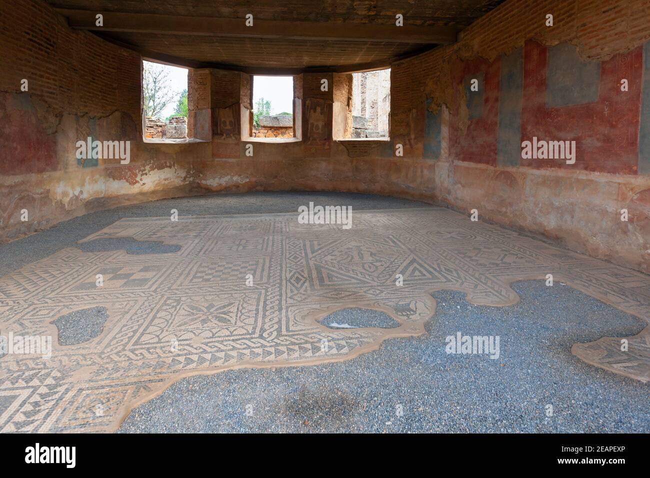 Europa, Spagna, Badajoz, Merida, l’antico Teatro Romano (Teatro Romano de Mérida) con ‘Terme’ o ‘Termas’ (resti di terme romane) e Mosaico Foto Stock