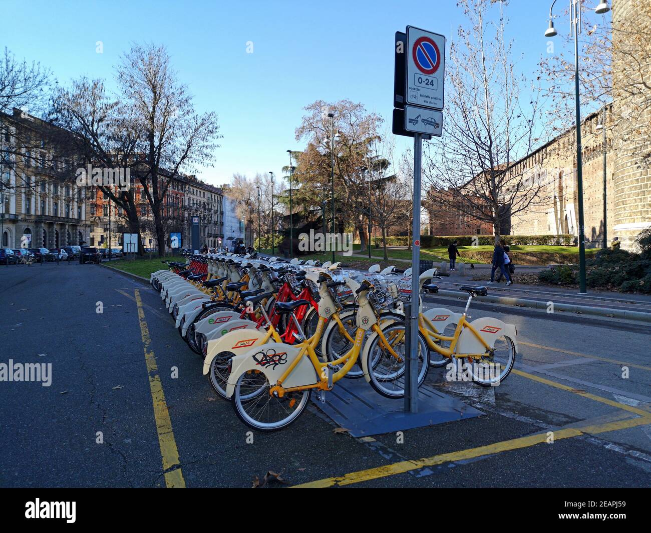 E-BikeMi è il nuovo servizio di bike sharing elettronico di Milano. BikeMi ha dimostrato di essere un successo, quindi la città ha introdotto nuove biciclette elettriche Foto Stock