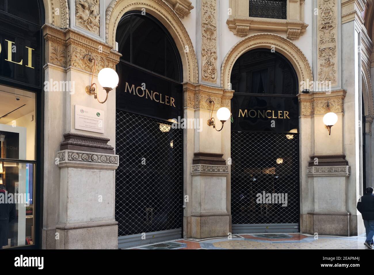 Chiuso Moncler store in Galleria Vittorio Emanuele II, Milano, Italia.  L'industria della moda soffre a causa di covidi restrizioni alla  circolazione in Italia Foto stock - Alamy