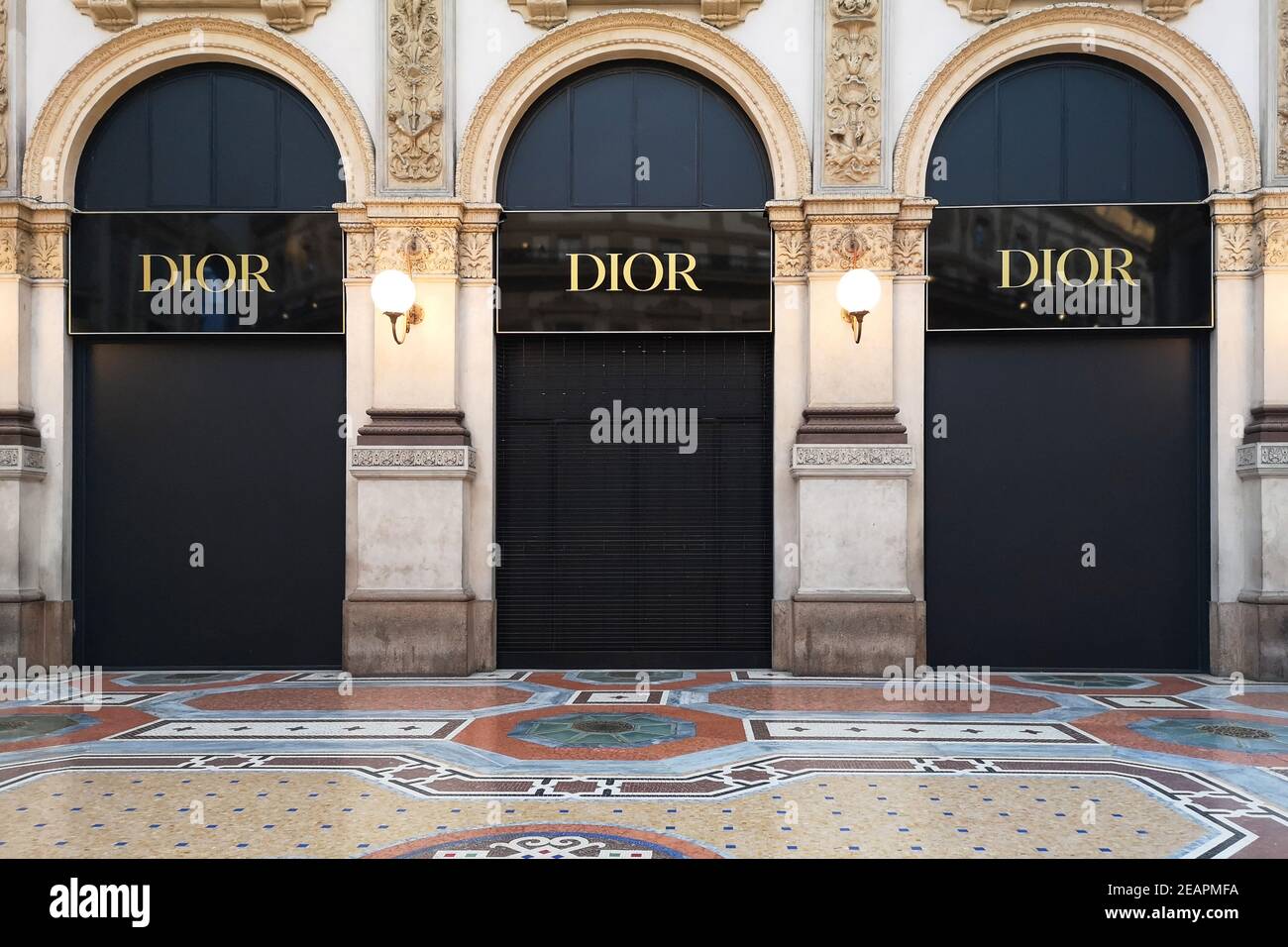 Chiuso il negozio Dior chiuso in Galleria Vittorio Emanuele II, Milano, Italia. L'industria della moda sta soffrendo a causa delle restrizioni covide al movimento Foto Stock