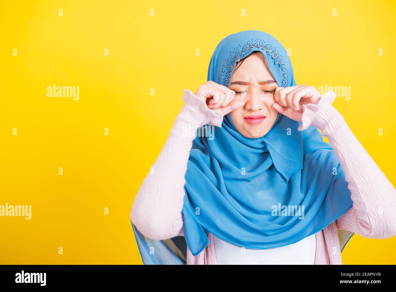 Donna indossare velo hijab ha triste piangere utilizzando la pulizia delle mani lacrime negli occhi Foto Stock