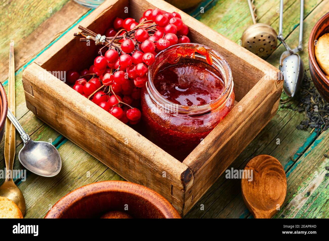 Marmellata di frutta viburnum in un vaso di vetro Foto Stock