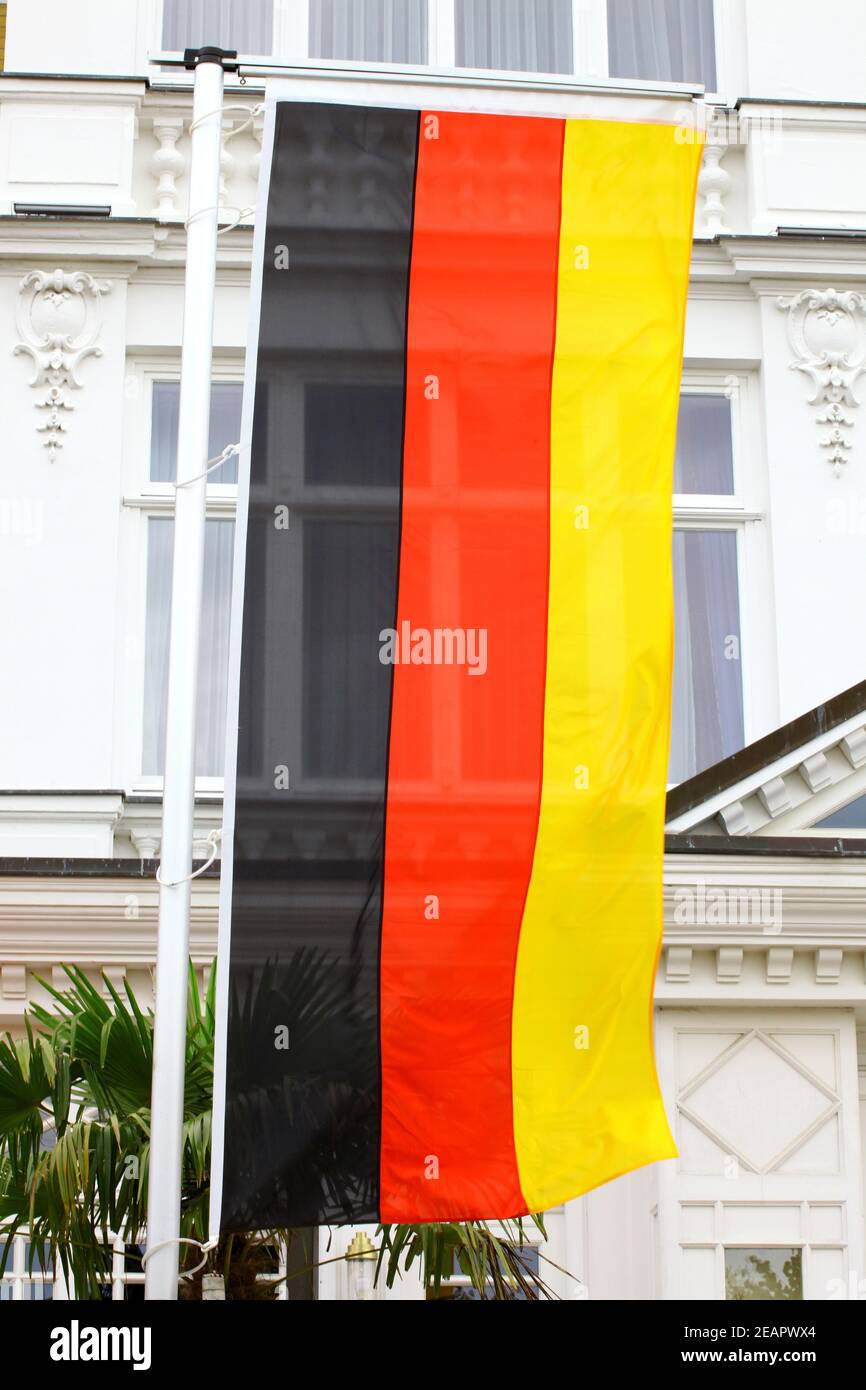 Germania enorme bandiera appesa sulla strada Foto Stock