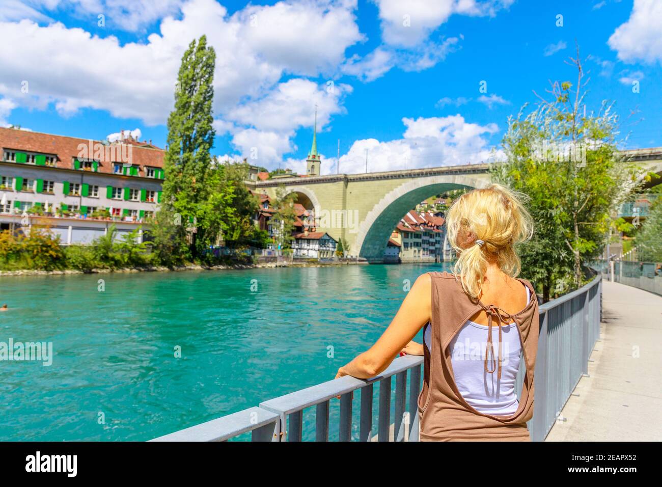 Turismo estivo in Svizzera. Donna turistica guardando la città vecchia di Berna, capitale della Svizzera, e Aare fiume con ponti. Popolare punto di riferimento di Foto Stock