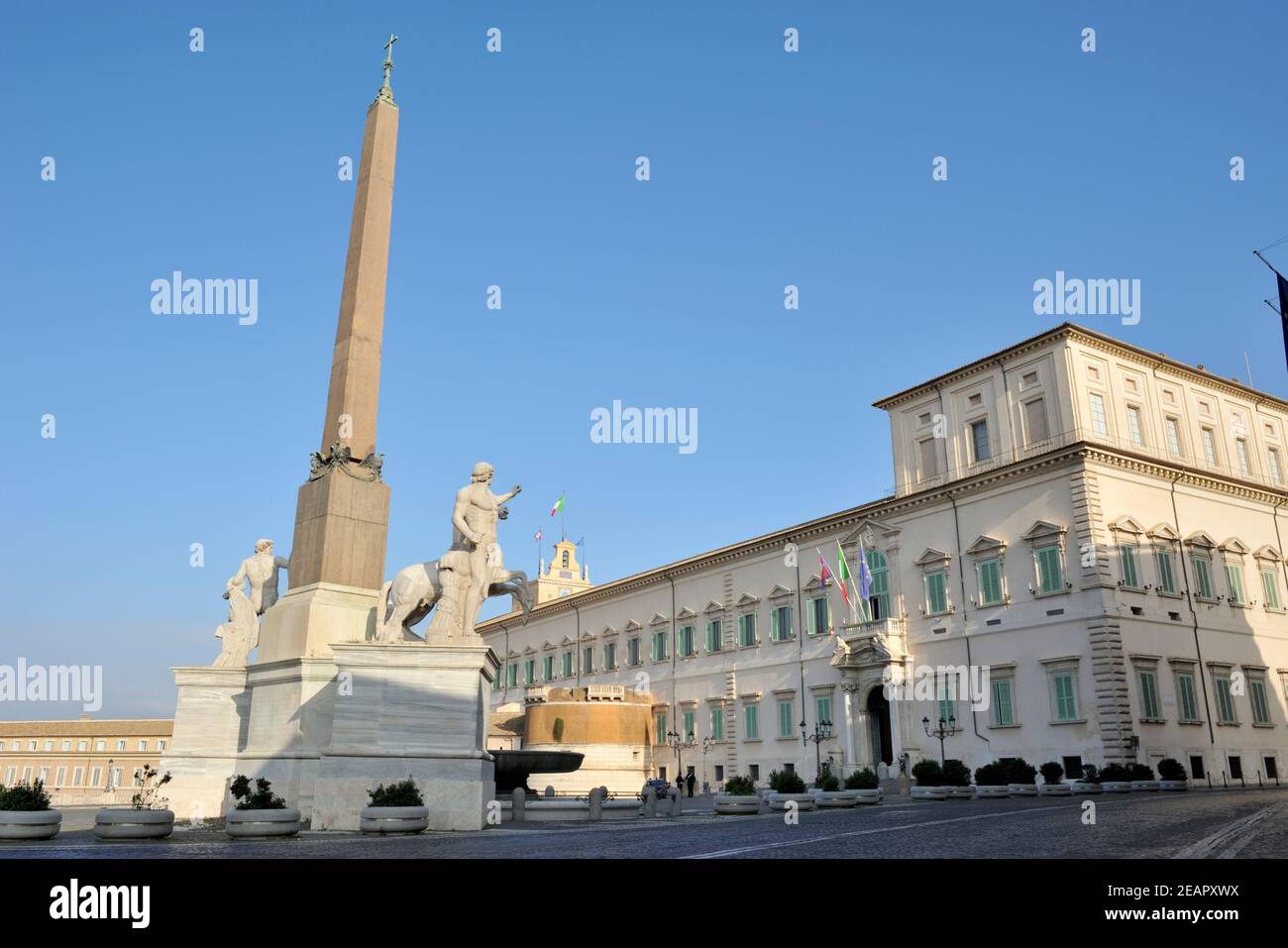 Italia, Roma, fontana del Monte Cavallo con le statue di Castor e Pollux, obelisco e palazzo del Quirinale Foto Stock