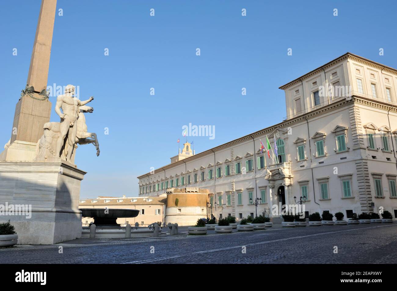 Italia, Roma, fontana di Monte Cavallo con le statue di Castore e Polluce e Palazzo del Quirinale Foto Stock