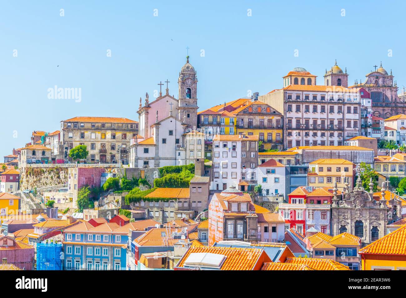 Veduta aerea di Porto che cattura la chiesa igreja paroquial de nossa senhora da vitoria e la chiesa di san benedetto vittoria Foto Stock