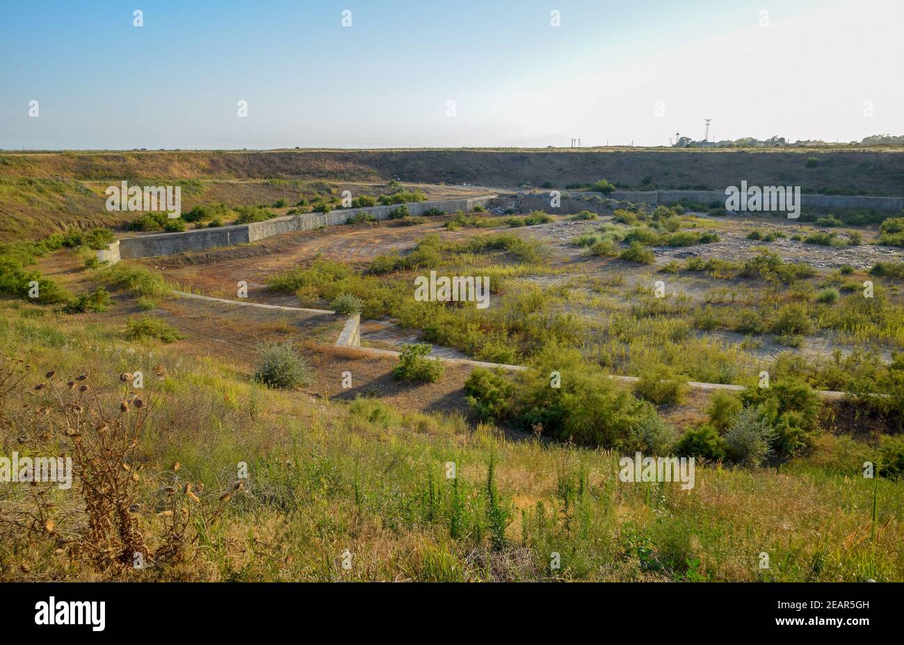 Una cava enorme con un edificio abbandonato. Il fondamento di una grande struttura Foto Stock