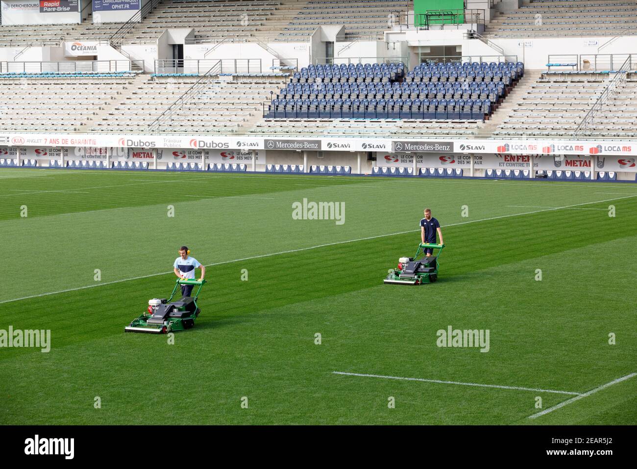 Due giardinieri falciano il prato dello stadio Jean DAUGER. Foto Stock