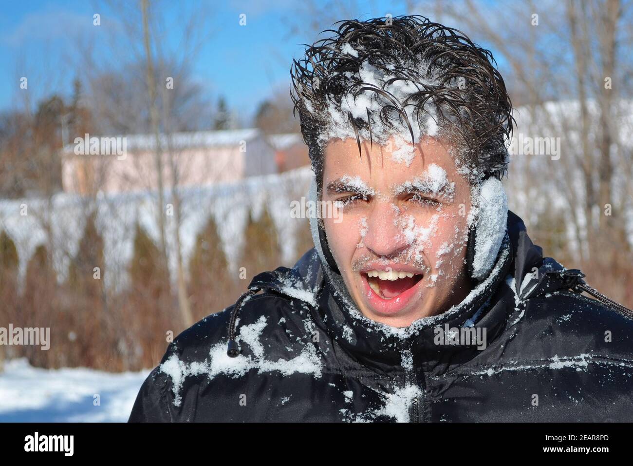 Adolescente colpito da palla di neve durante l'inverno Foto Stock
