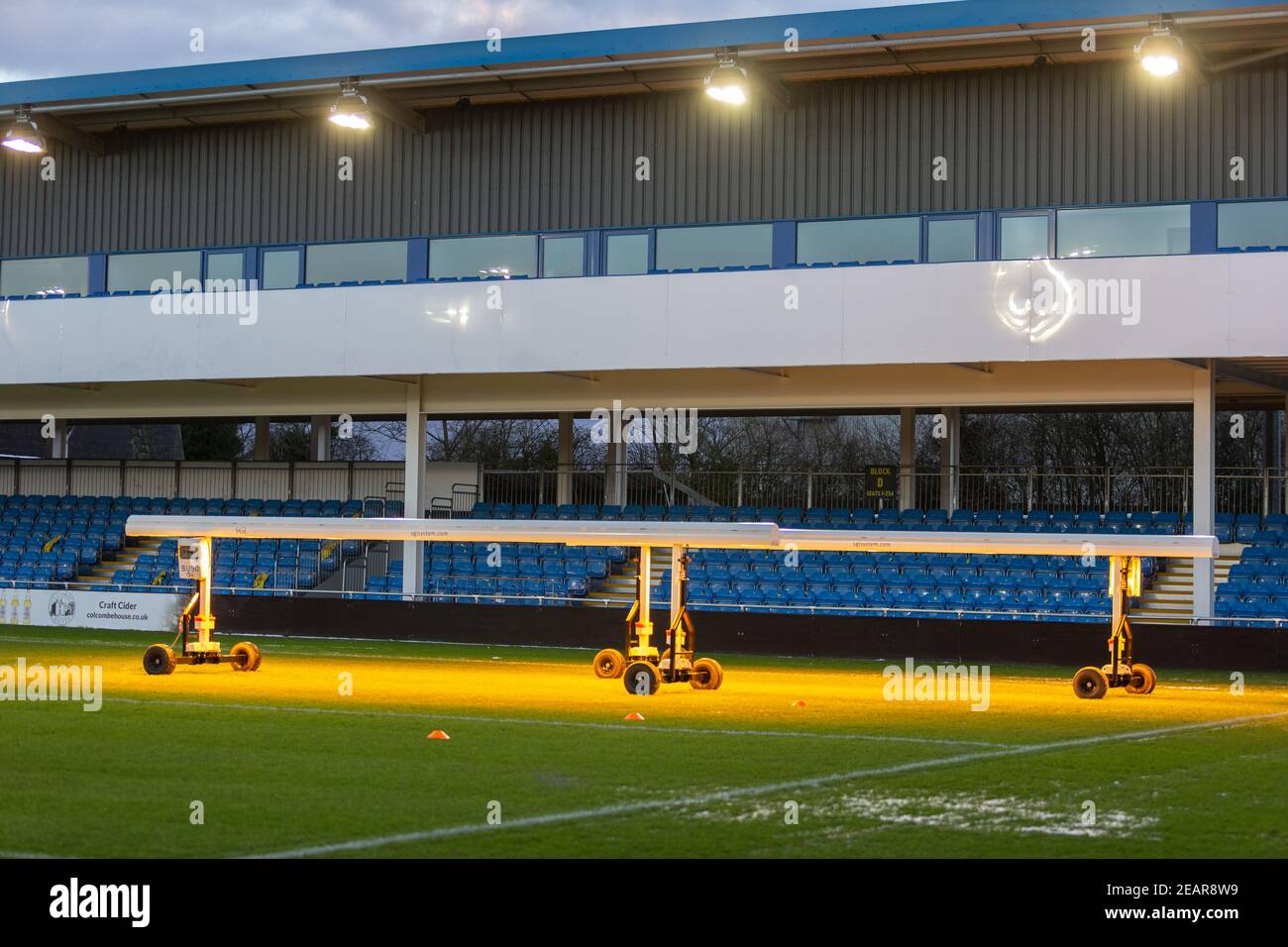 Solihull, West Midlands, Regno Unito. 10 Feb 2021. Appena un'ora prima che il gioco della Super League delle donne tra i rivali del Birmingham City FC e Aston Villa inizi, un campo ghiacciato è stato scongelato da speciali macchine heating. È probabile che le temperature siano meno 5 gradi per il gioco. Credit: Peter Lopeman/Alamy Live News Foto Stock