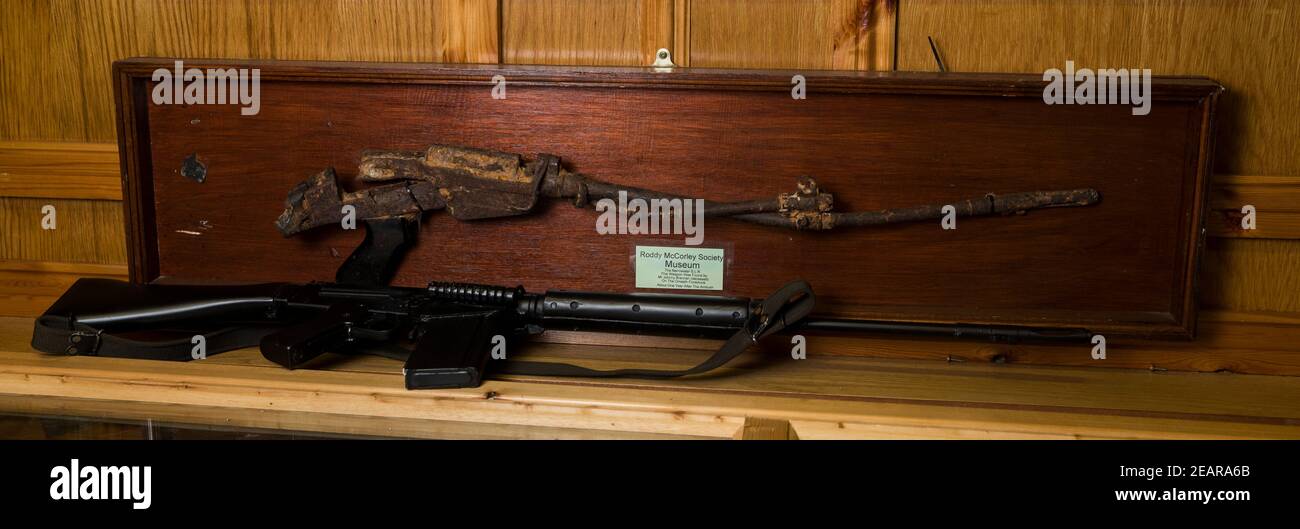 La cornice metallica a mangled di una Rifle auto-caricante L1A1 (SLR) in mostra al Roddy McCorley Society Museum di West Belfast, con una copia in resina per illustrare ciò che l'arma un tempo assomigliava. I resti dell'arma sono stati trovati da Johnny Brennan sul litorale di Omeath circa un anno dopo la stretta imboscata d'acqua, dall'esercito repubblicano irlandese provvisorio il 27 agosto 1979. Foto Stock