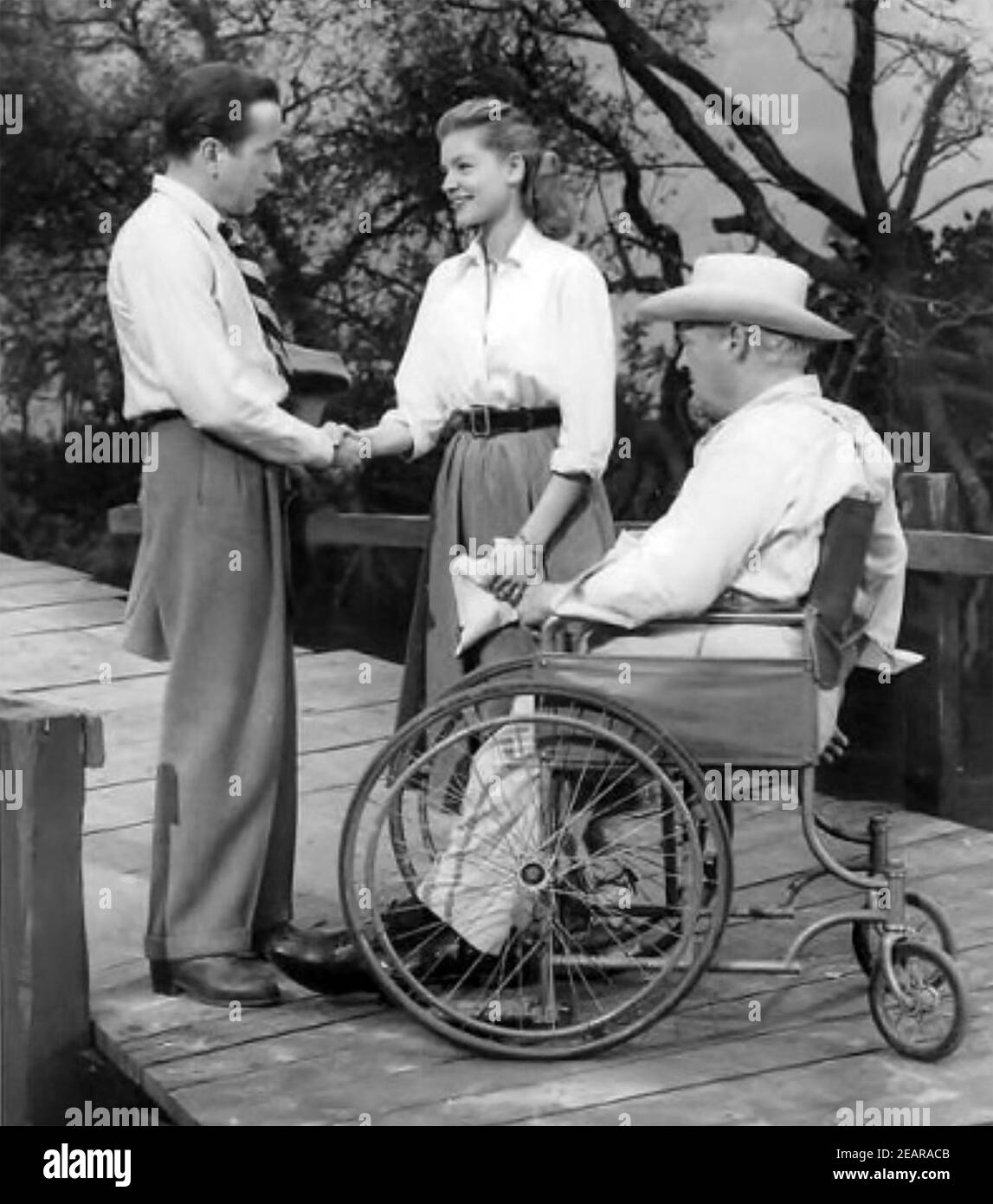 KEY LARGO 1948 Warner Bros film con Lauren Bacall , Humphrey Bogart e Lionel Barrymore seduto. Foto Stock