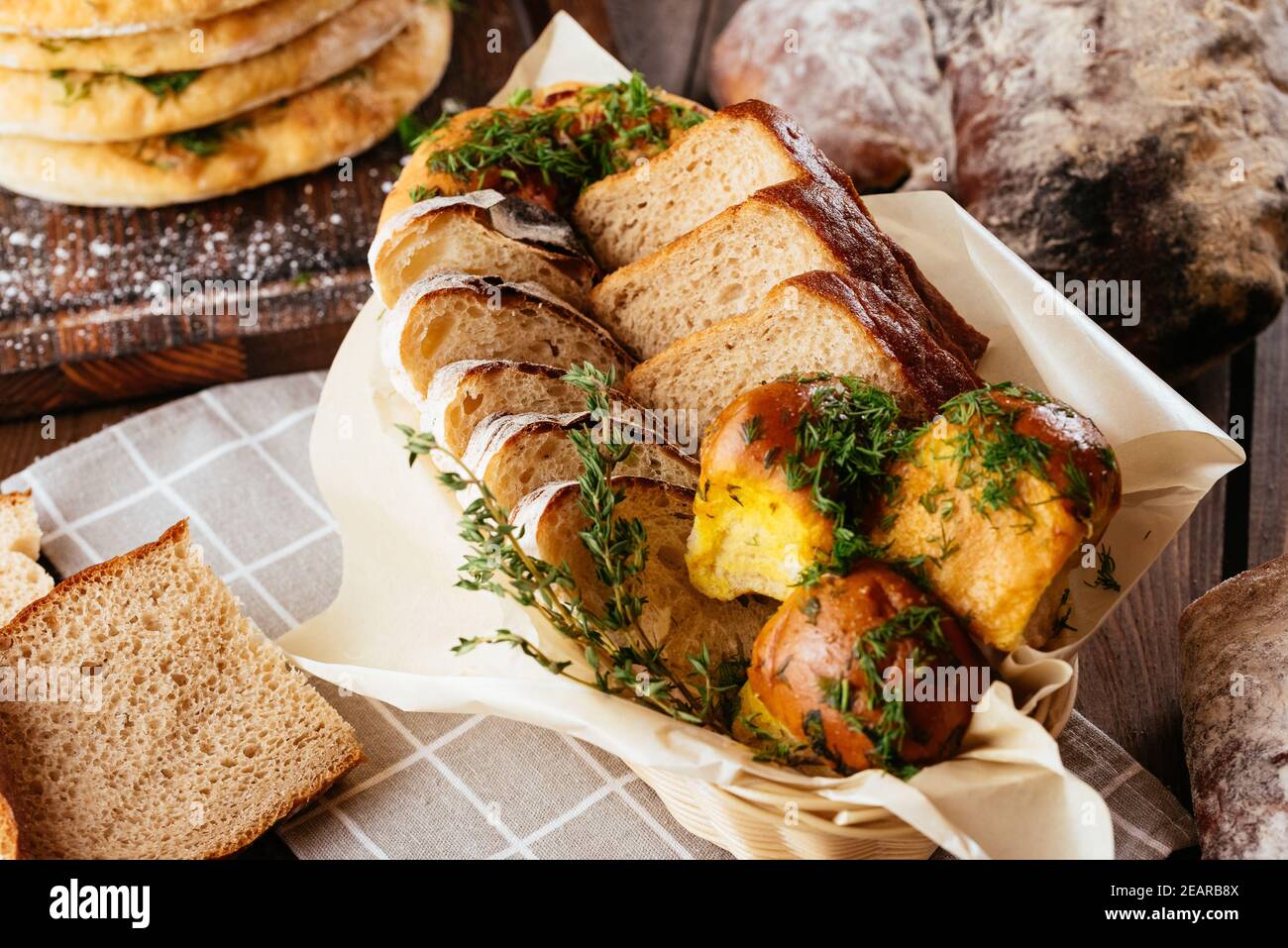 pane fatto in casa in un cestino su sfondo di legno Foto Stock