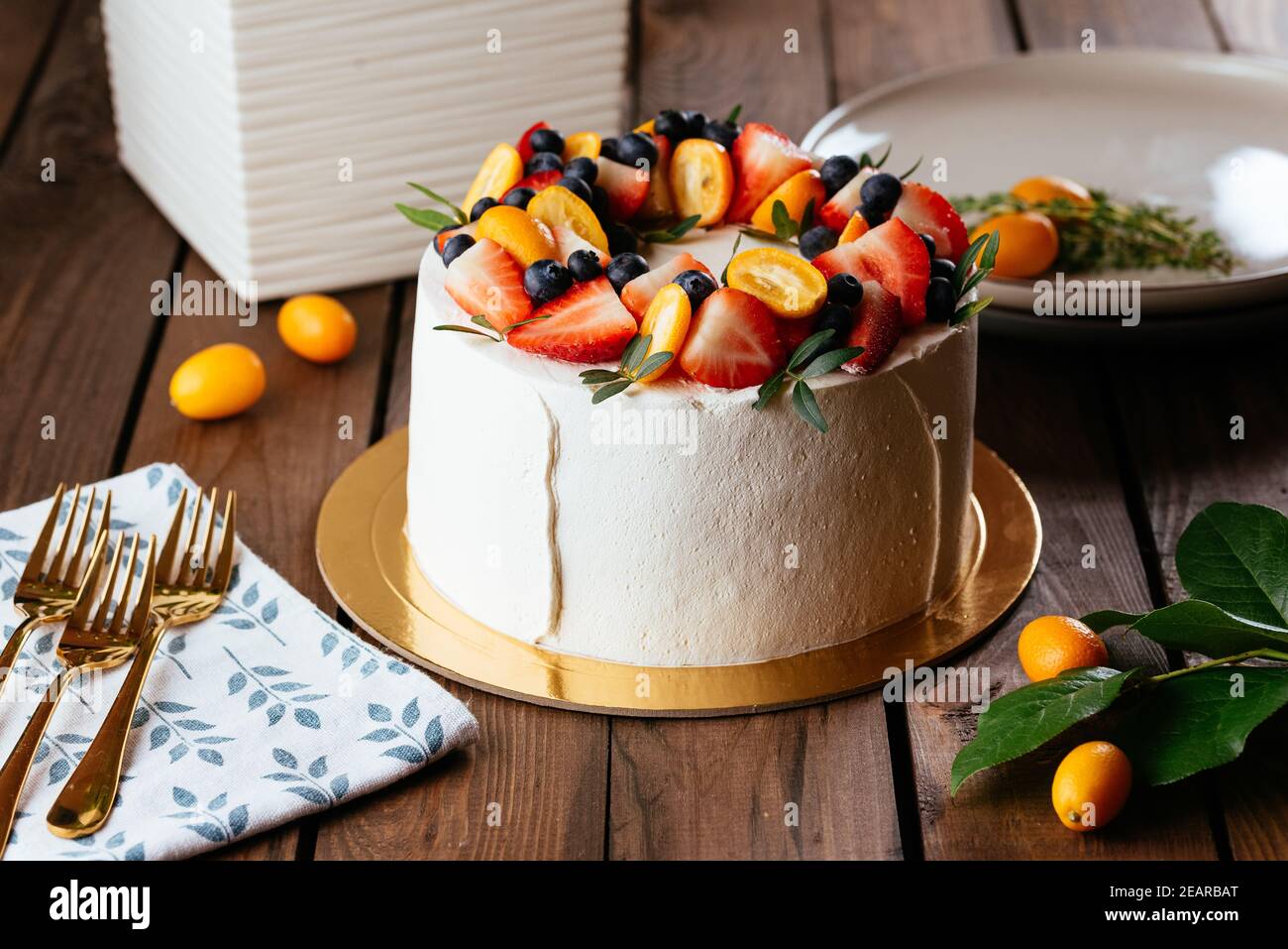 Torta nuziale di lamponi leggeri e mora Foto Stock