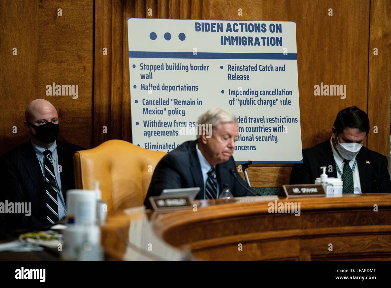 Il senatore americano Lindsey Graham (repubblicano della Carolina del Sud), membro della classifica del Comitato del Senato per il bilancio, interviene in un’audizione per esaminare la nomina di Neera Tanden, candidato del presidente Joe Biden alla carica di direttore dell’Ufficio di gestione e bilancio (OMB), Su Capitol Hill a Washington il 10 febbraio 2021.Credit: Anna Moneymaker / Pool via CNP | utilizzo in tutto il mondo Foto Stock