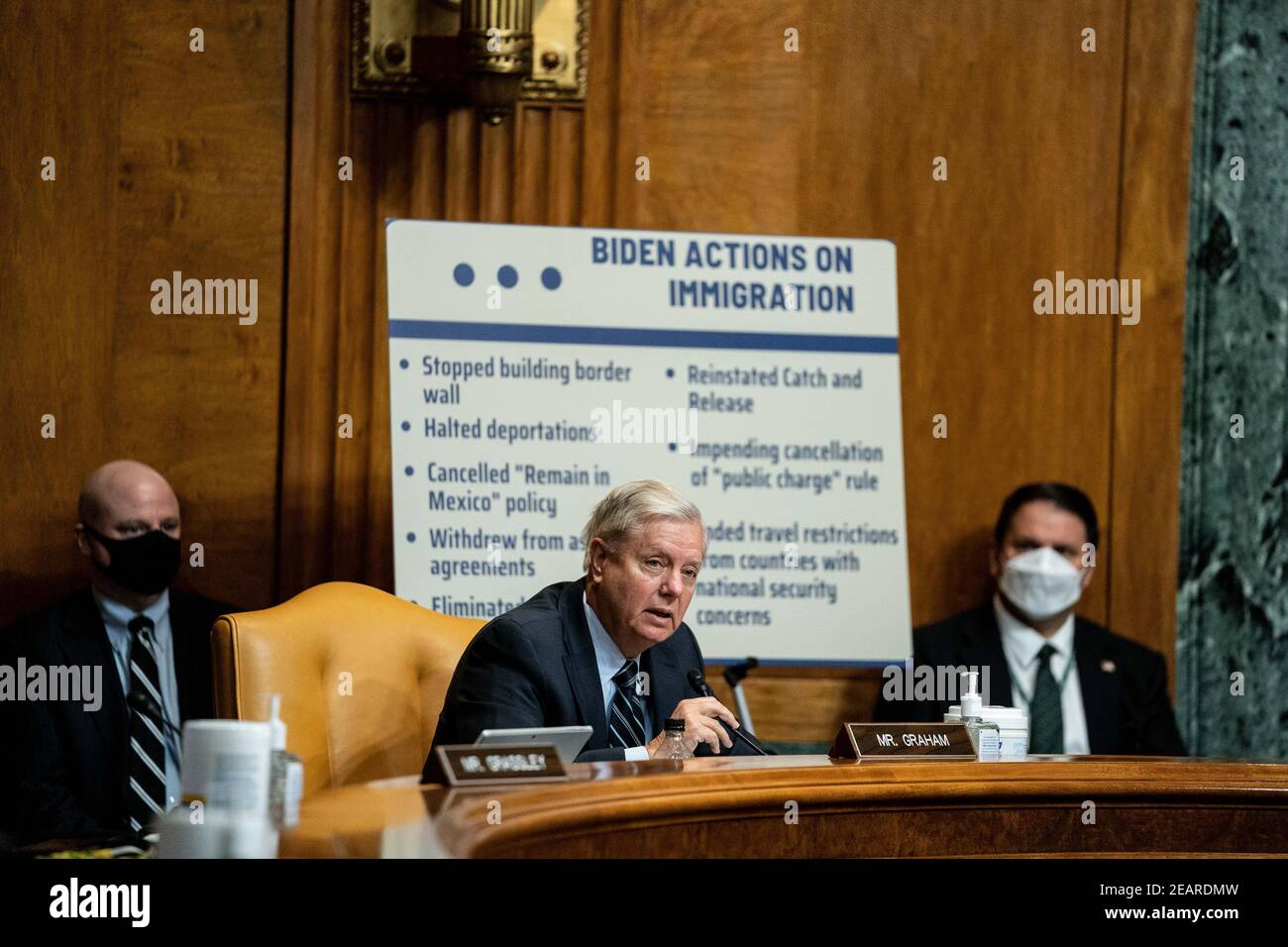 Il senatore americano Lindsey Graham (repubblicano della Carolina del Sud), membro della classifica del Comitato del Senato per il bilancio, interviene in un’audizione per esaminare la nomina di Neera Tanden, candidato del presidente Joe Biden alla carica di direttore dell’Ufficio di gestione e bilancio (OMB), Su Capitol Hill a Washington il 10 febbraio 2021.Credit: Anna Moneymaker / Pool via CNP | utilizzo in tutto il mondo Foto Stock