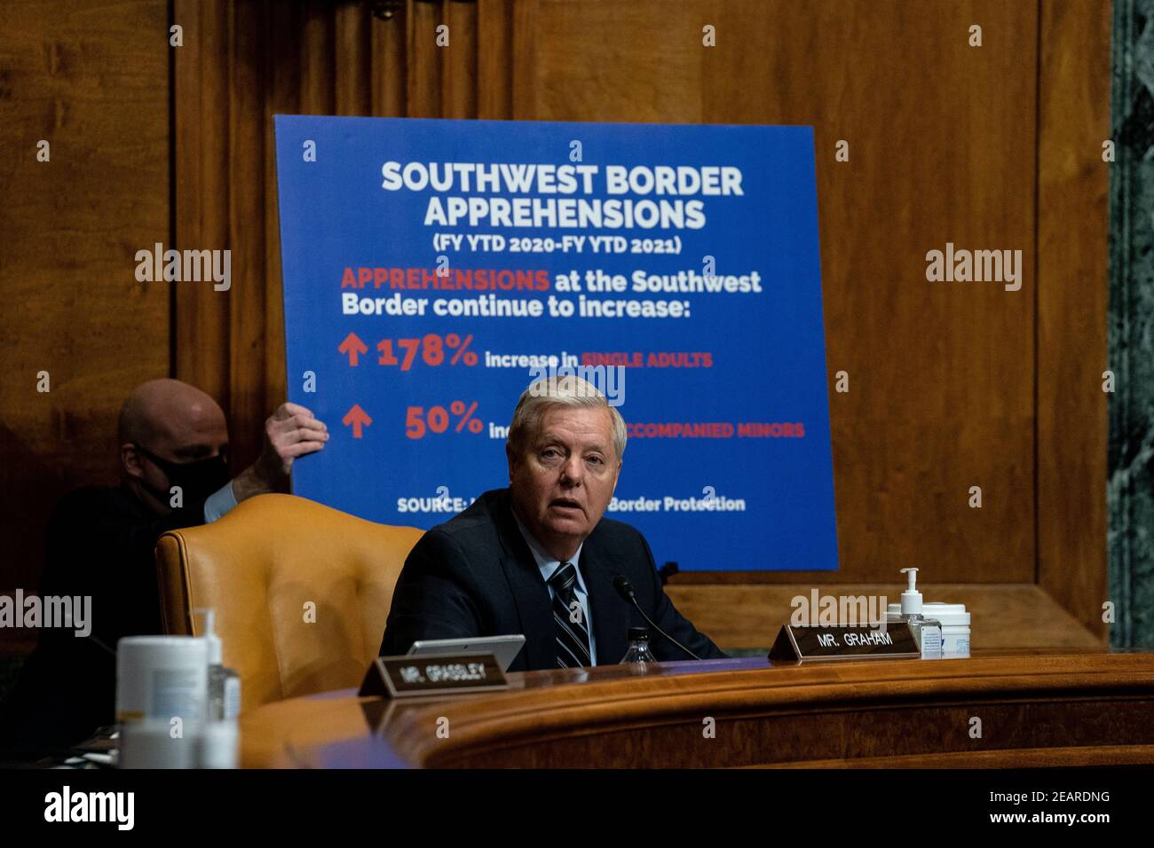 Il senatore degli Stati Uniti Lindsey Graham (repubblicano della Carolina del Sud), membro della classifica del Comitato del Senato per il bilancio, interviene in un'audizione per esaminare la nomina di Neera Tanden, candidato del presidente Joe Bidens alla carica di direttore dell'Ufficio di Gestione e bilancio (OMB), Su Capitol Hill a Washington il 10 febbraio 2021.Credit: Anna Moneymaker / Pool via CNP | utilizzo in tutto il mondo Foto Stock