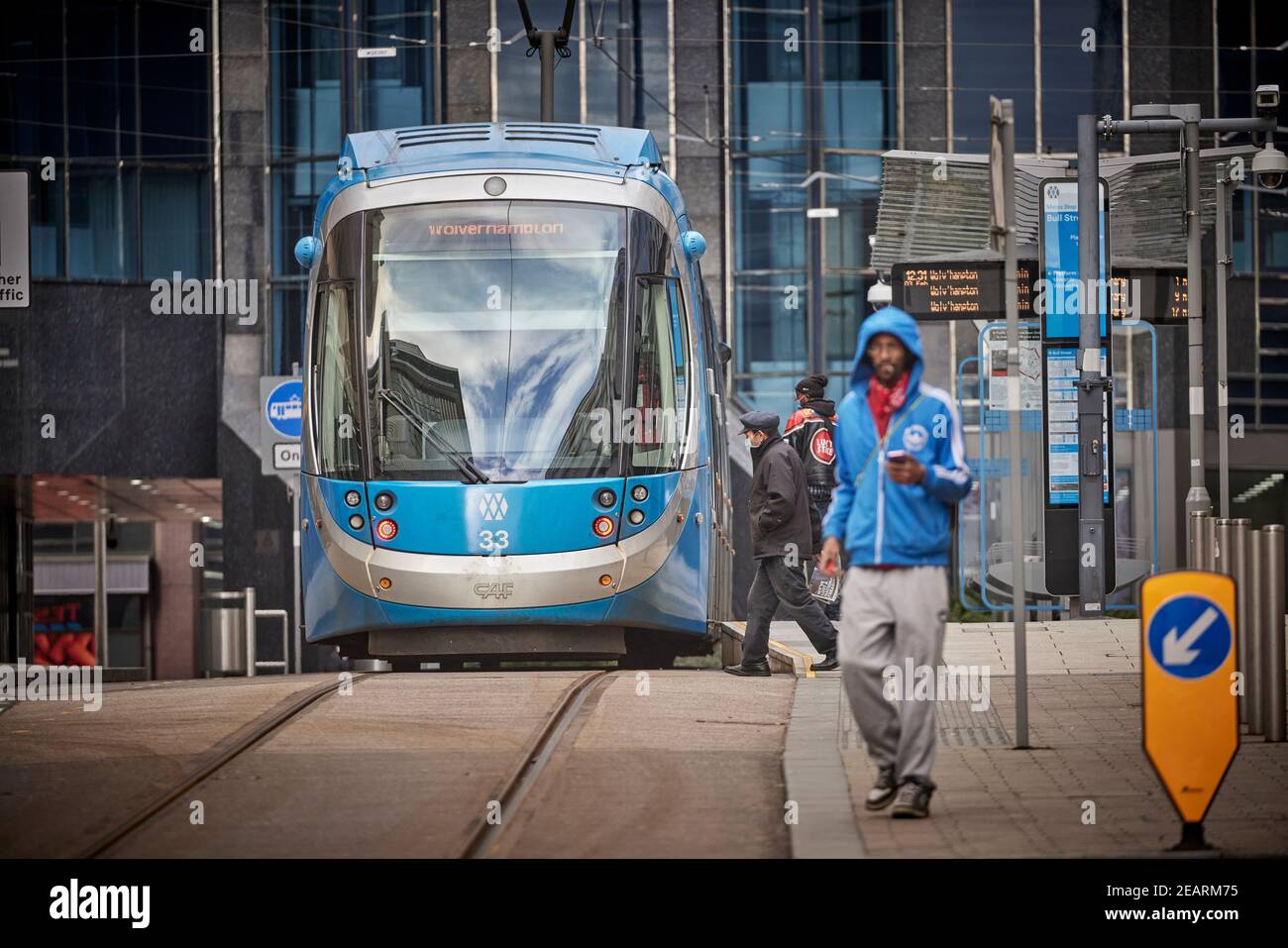 West Midlands Metro tram nel centro di Birminhams, BLU spagnolo costruito CAF Urbos 3 ferrovia leggera su Corporation Street Foto Stock