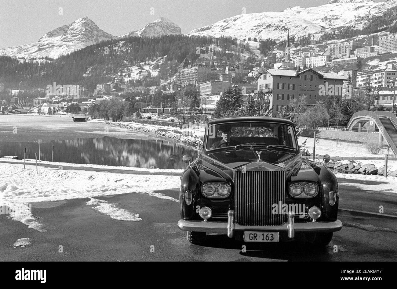 La Svizzera, il Badrutt's Palace Hotel a Saint Moritz, Rolls Royce auto a disposizione degli ospiti dell'hotel Foto Stock