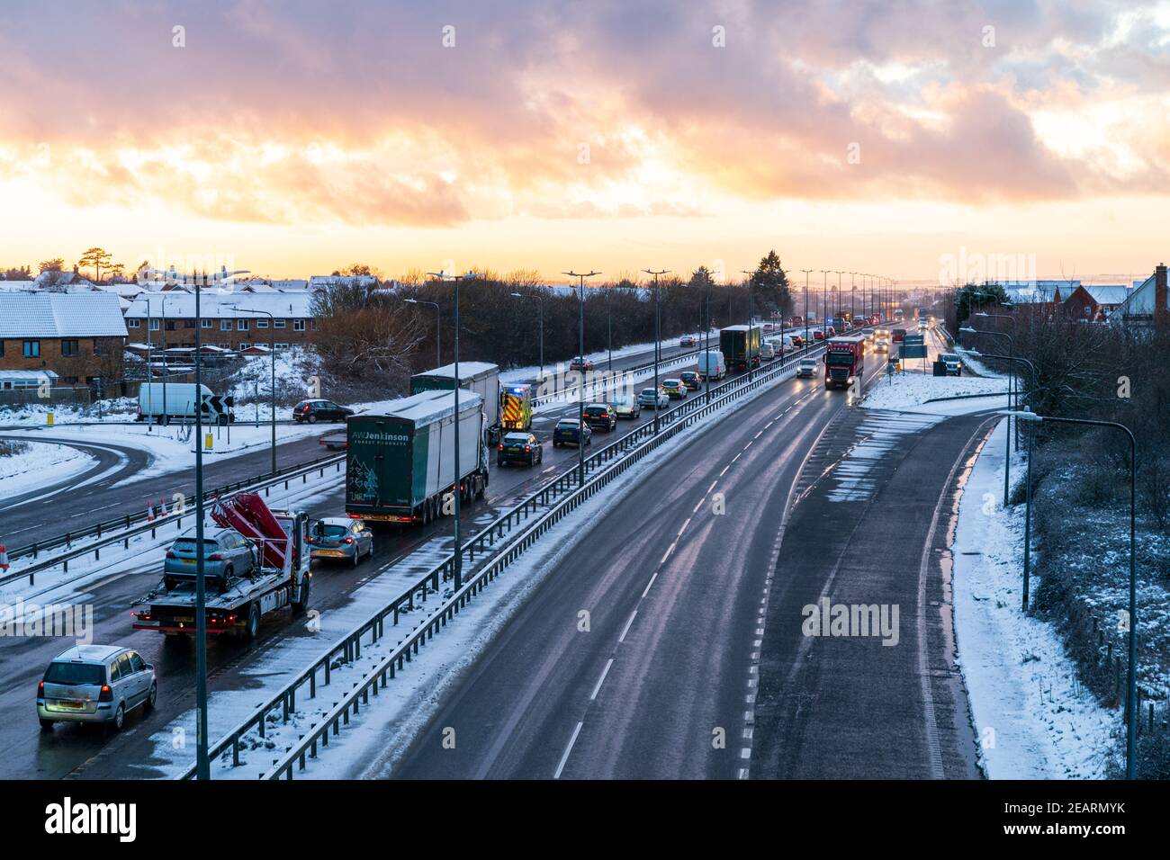 Ingorgo su due corsie dopo che la neve era caduta su una strada a doppia carreggiata britannica, la A299, a seguito di un incidente. Chiamata la via Thanet, il traffico si accumula sulla carrozza di Londra. Nuvoloso ma tramonto cielo sfondo. Foto Stock