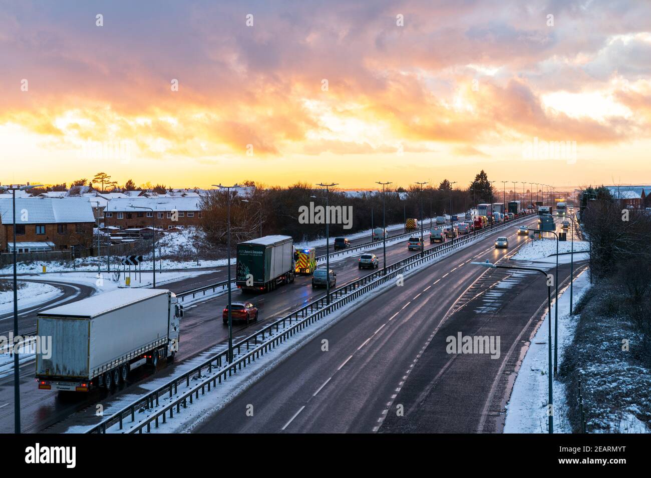 Ingorgo su due corsie dopo che la neve era caduta su una strada a doppia carreggiata britannica, la A299, a seguito di un incidente. Chiamata la via Thanet, il traffico si accumula sulla carrozza di Londra. Nuvoloso ma tramonto cielo sfondo. Foto Stock