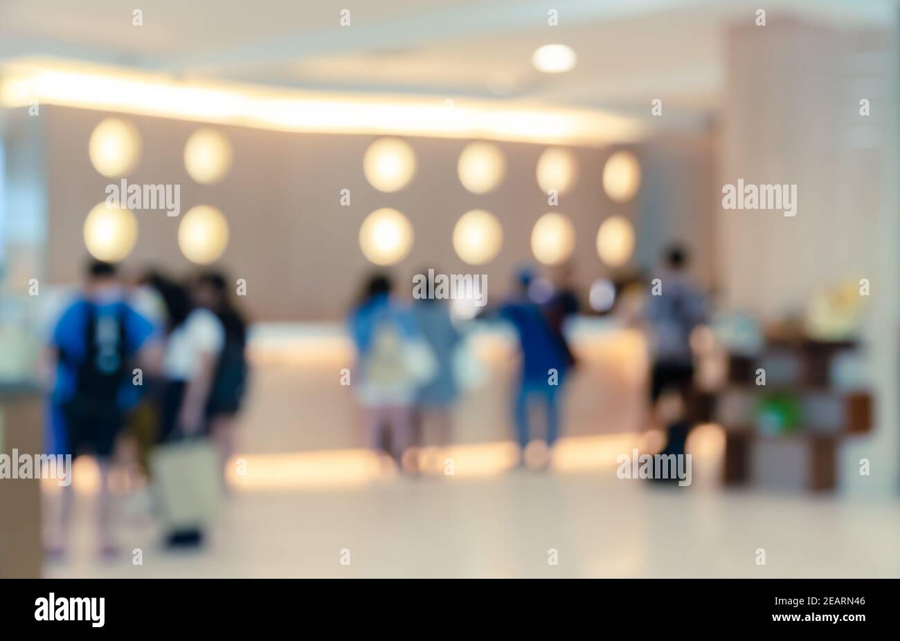 L'interno della lussuosa lobby dell'hotel sfoca lo sfondo. Concetto di viaggio d'affari. Foto Stock