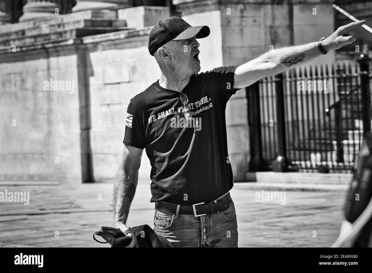 Londra 13 giugno 2020 i manifestanti di gruppi di estrema destra si scontrano con i dimostratori e la polizia di BLM a Trafalgar Square Foto Stock