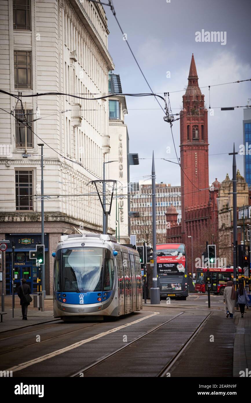 West Midlands Metro tram nel centro di Birmingham, BLU spagnolo costruito CAF Urbos 3 ferrovia leggera su Corporation Street Foto Stock