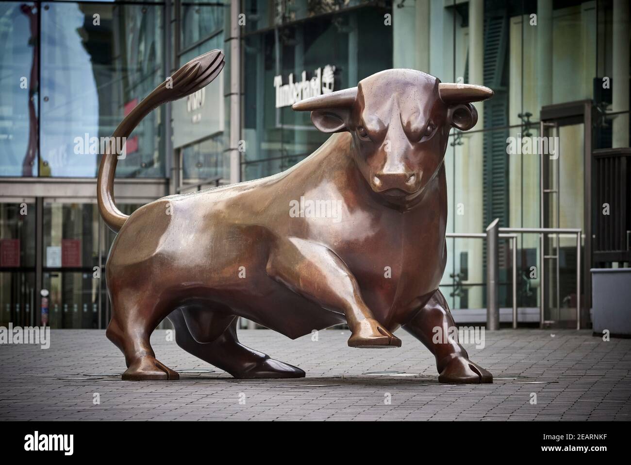 Scultura a due volte a grandezza naturale il toro dell'artista Laurence Broderick un bronzo da 6 tonnellate un simbolo dell'importanza di Bullring per Birmingham. Foto Stock
