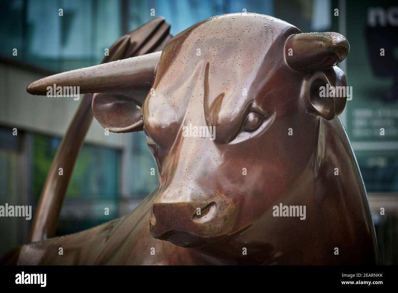 Scultura a due volte a grandezza naturale il toro dell'artista Laurence Broderick un bronzo da 6 tonnellate un simbolo dell'importanza di Bullring per Birmingham. Foto Stock