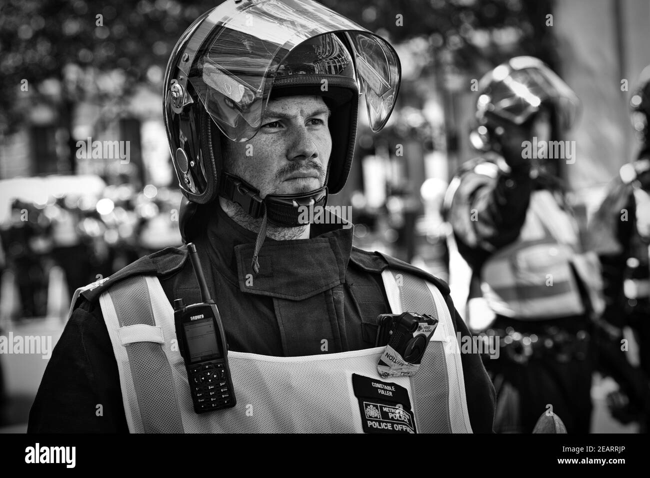 Londra 13 giugno 2020 , polizia in marcia riota fin da destra gruppi anti razzista e BLM protestando a Trafalgar Square. Foto Stock