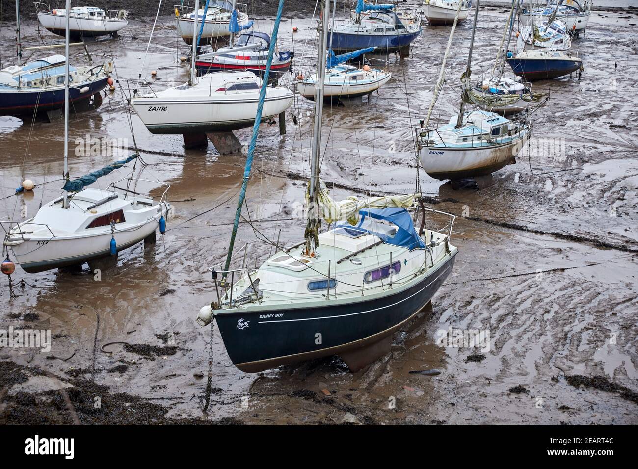 Workington, Cumbria, piccola marina inglese, porto pieno di fango e barche a terra al molo Prince of Wales sul fiume Derwent Foto Stock