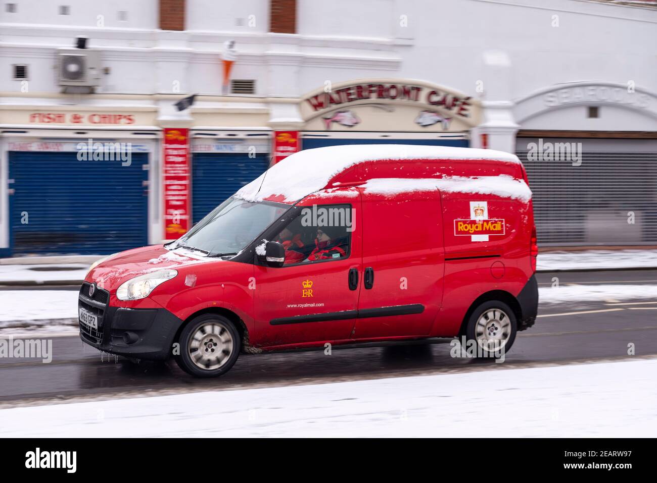 Royal Mail post van guidare lungo il lungomare a Southend on Sea, Essex, Regno Unito, con neve sul terreno da Storm Darcy. Attività chiuse Foto Stock